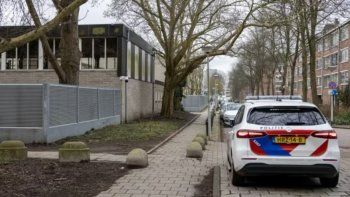 La explosión impactó en el muro exterior de la escuela, ubicada en Buitenveldert.