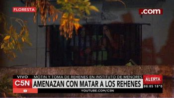 motin en un instituto de menores en floresta: tienen como rehenes a 2 guardias motin en un instituto de menores en floresta: tienen como rehenes a 2 guardias
