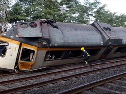 descarrilo un tren en espana: hay al menos cuatro muertos descarrilo un tren en espana: hay al menos cuatro muertos