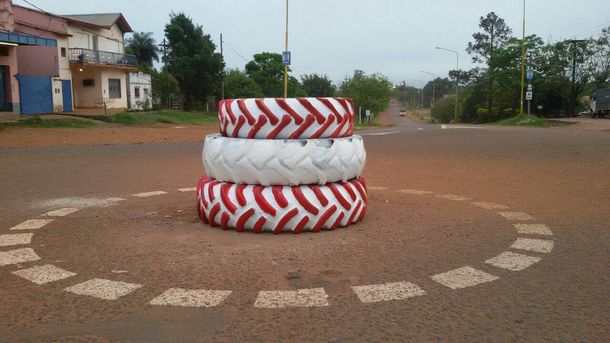 Insólito: construyeron una rotonda con gomas de un tractor