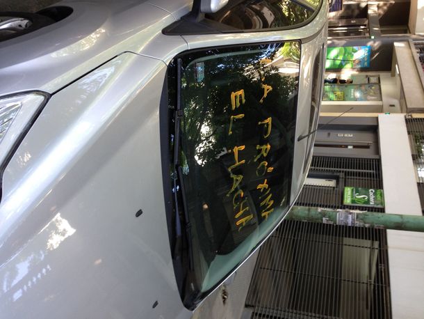 ¿Efecto contagio?: un vecino le dejó una advertencia a un conductor