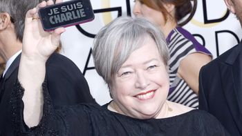 charlie hebdo, muy presente en la alfombra roja de los globos de oro charlie hebdo, muy presente en la alfombra roja de los globos de oro