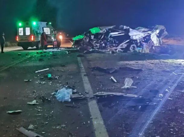 El sniestro ocurrió a tres kilómetros de La Quiaca. Por el incidente además hay varios heridos; investigan las causas del impacto. El sniestro ocurrió a tres kilómetros de La Quiaca. Por el incidente además hay varios heridos; investigan las causas del impacto.