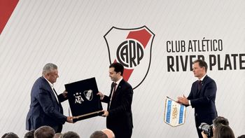 en medio de la crisis futbolistica, stefano di carlo asumio la presidencia de river en medio de la crisis futbolistica, stefano di carlo asumio la presidencia de river