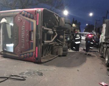 Duro choque entre camión y un colectivo en General Rodríguez: al menos 10 heridos