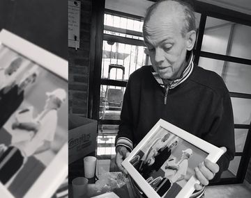 El DT recibiendo el regalo de su hijo