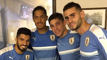 Luis Suárez con Mauricio Lemos, Federico Valverde y Gastón Pereiro Luis Suárez con Mauricio Lemos, Federico Valverde y Gastón Pereiro