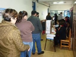 Al menos 200 paraguayos  intentaron votar en Posadas con un DNI no apto