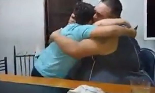 El padre sorprendió a los hijos en un video conmovedor