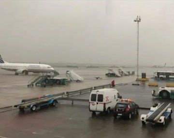Caos en Aeroparque y Ezeiza por la tormenta