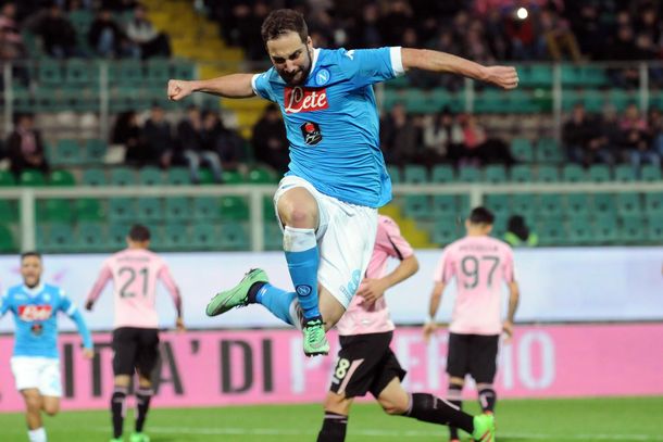 Otro gol de Higuaín le da vida al Nápoli en la Liga italiana