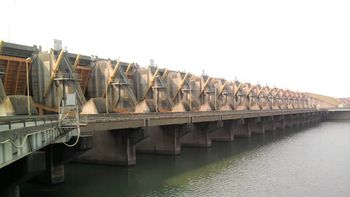 abren las compuertas de la represa yacyreta por la crecida del rio parana abren las compuertas de la represa yacyreta por la crecida del rio parana