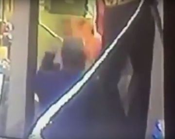 Un chef le tiró condimento picante en los ojos a un cliente que criticó su comida