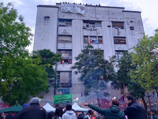 Tensión en Parque Patricios por una orden de desalojo