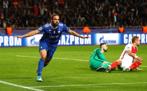 Gonzalo Higuaín celebra ante el Mónaco para la Juventus