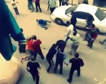 VIDEO: Golpeó a su esposa en plena calle y recibió una brutal paliza