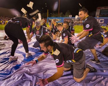 Un club de fútbol tiró dólares desde un helicóptero para sus hinchas - Crédito: @lvlightsfc