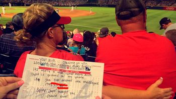 le avisaron a un marido que su mujer lo enganaba en un partido de beisbol le avisaron a un marido que su mujer lo enganaba en un partido de beisbol