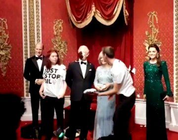 Video: ambientalistas le dieron un tortazo en la cara a la figura del Rey Carlos III