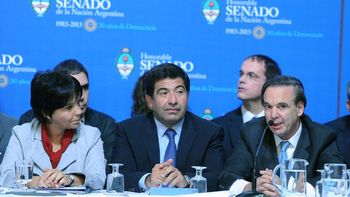 La presidenta del Banco Central, Mercedes Marcó del Pont, el titular de la AFIP, Ricardo Echegaray y el senador Miguel Angel Pichetto La presidenta del Banco Central, Mercedes Marcó del Pont, el titular de la AFIP, Ricardo Echegaray y el senador Miguel Angel Pichetto