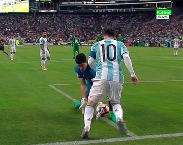 Pasó por las manos y los pies: mirá el terrible caño de Messi al arquero boliviano