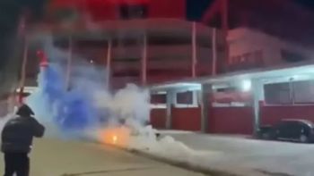 hinchas de racing se burlaron de independiente tras su eliminacion del apertura hinchas de racing se burlaron de independiente tras su eliminacion del apertura