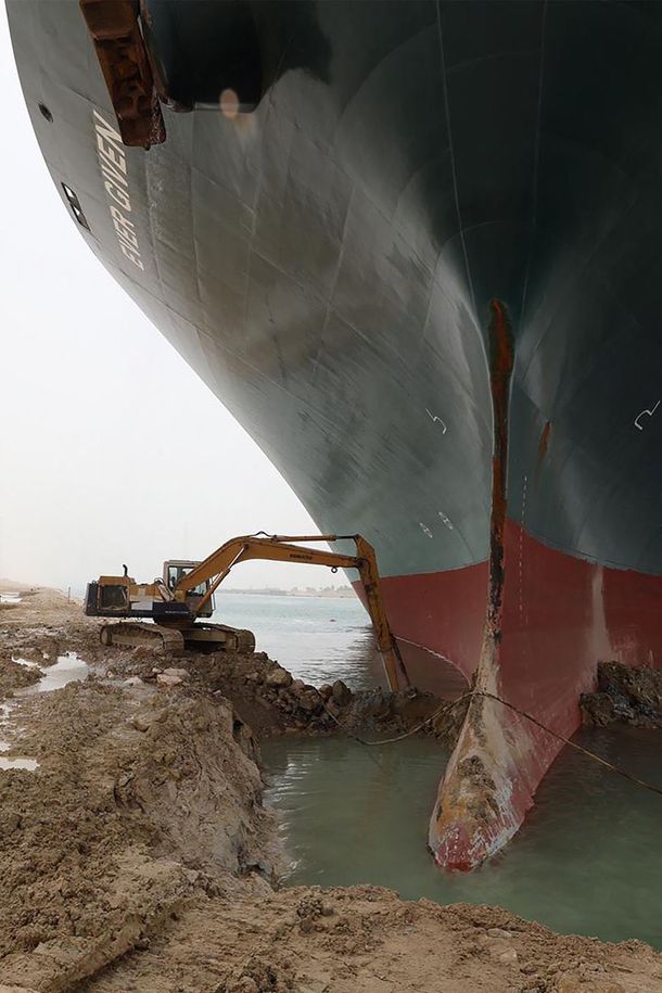 Movieron unos metros al barco encallado en el canal de Suez y hubo festejos