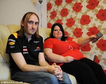 Una mujer hace pasar a su esposo por el detector de mentiras