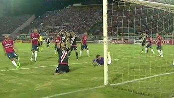 Scocco se lamenta tras marrar el gol que ponía en partido a River Scocco se lamenta tras marrar el gol que ponía en partido a River