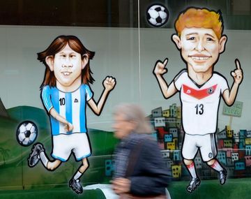 Las caricaturas de Messi y Muller en el frente de un comercio en Frankfurt este 10 de julio de 2010.