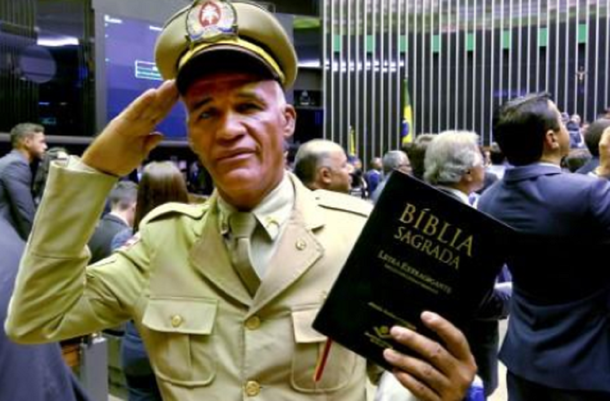 Un diputado pastor que quiere curar la homosexualidad, se llevó las miradas en la jura de Lula