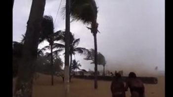 tremenda tromba marina en una playa brasilena tremenda tromba marina en una playa brasilena