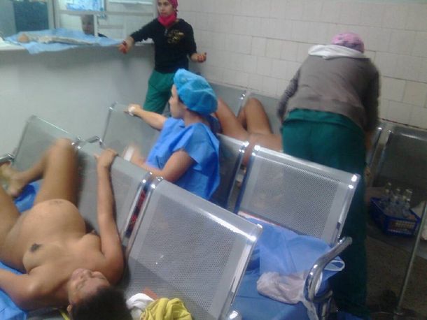 Una mujer espera dar a luz en un sillón de la sala de espera del hospital de Barquisimeto