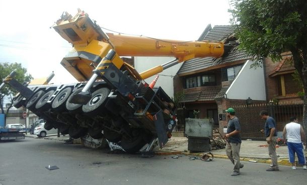 Una grúa cayó sobre una casa de Mataderos cuando intentaba colocar una pileta.