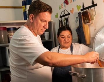 Giro en un conflicto legal de Maxi López: terminó cocinando para una acción solidaria