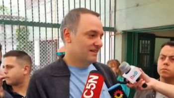 mal momento: le gritaron vendepatria a manuel adorni mientras hablaba con la prensa mal momento: le gritaron vendepatria a manuel adorni mientras hablaba con la prensa