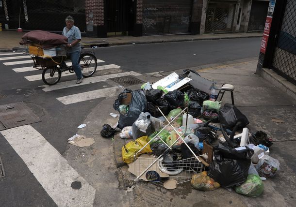 Un paro de recolectores de basura afecta a varios barrios porteños
