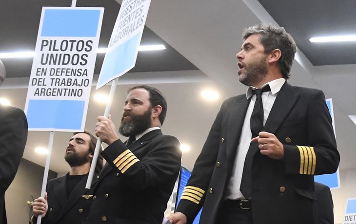 Tras levantar el paro, los pilotos advierten que podrían ir a la huelga el fin de semana largo