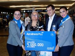 Aerolíneas Argentinas homenajeó a la pasajera 9 millones de 2015