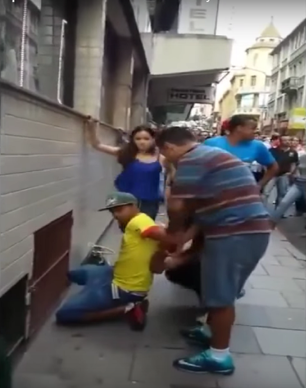 Víctima de un robo le da una terrible patada en la cara al delincuente