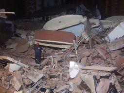 En el lugar del derrumbe trabajaban Bomberos Voluntarios de varias localidades de la costa En el lugar del derrumbe trabajaban Bomberos Voluntarios de varias localidades de la costa