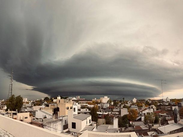 Imágenes impactantes: un fuerte temporal de lluvia, viento y granizo azotó a Gualeguaychú