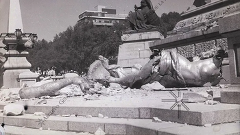 Un terremoto de magnitud 7,9 produce la caída del Ángel de la Independencia, el 28 de julio de 1957. Un terremoto de magnitud 7,9 produce la caída del Ángel de la Independencia, el 28 de julio de 1957.