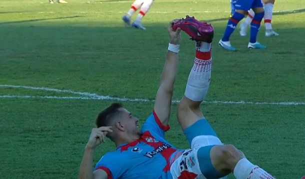 Insólito: Peña Biafore se lesionó, el árbitro no le creyó y tuvo que salir por sus propios medios