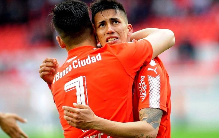 Maximiliano Meza abraza a Martín Benítez