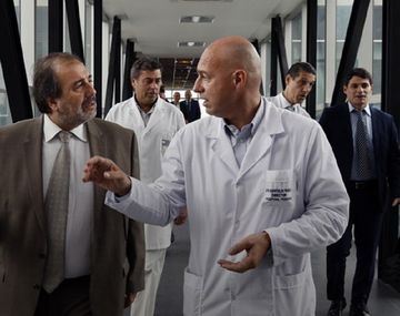 Rául Alejandro Ramos (izquierda) cuando era funcionario junto con autoridades del Hospital Posadas.