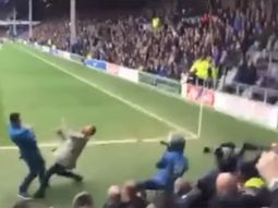 insolito: dos hooligans se agarraron a pinas en pleno partido insolito: dos hooligans se agarraron a pinas en pleno partido