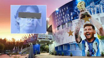 un hombre se colo en el predio de la afa y se saco una foto con messi un hombre se colo en el predio de la afa y se saco una foto con messi