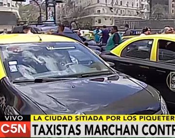 Los taxistas cortan la esquina de las avenidas 9 de Julio y Corrientes