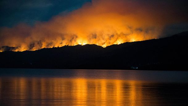 Avanza el incendio en el Parque Nacional Los Alerces hacia Esquel y hay evacuados en la zona del Río Percy